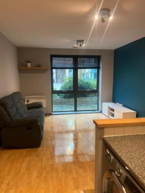 Central MCR, large 2 bedroom Apartment, parking!